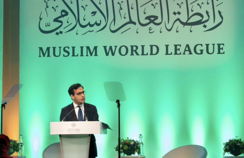 Rehman speaking at the Muslim World League gala dinner